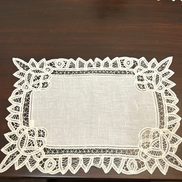 Set of 4 Linen/Cotton  White Battenberg Lace Placemats and Napkins - Picture 7 of 12